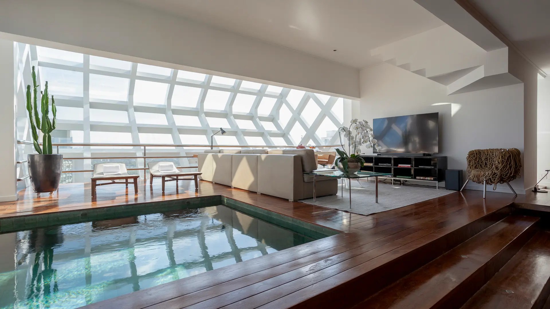 Private pool inside the Cube Suite at Emiliano São Paulo.